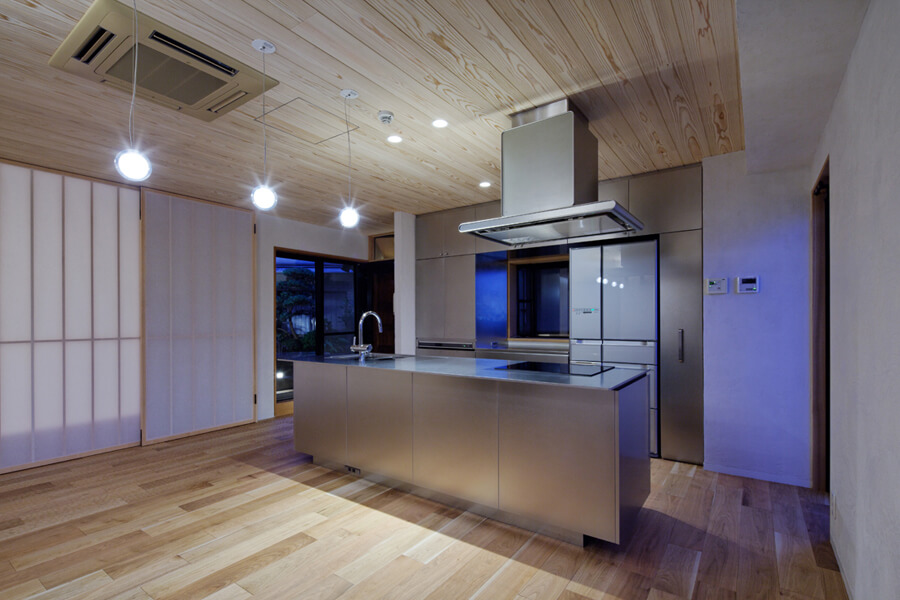 和室も含めた広い空間に、ステンレスの存在感あふれるシャープキッチン